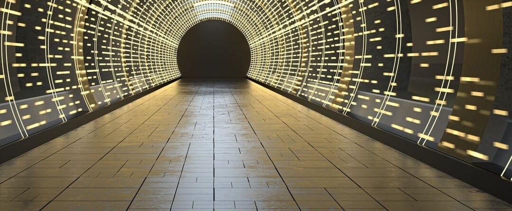 Túnel circular iluminado com painéis de luz em perspectiva