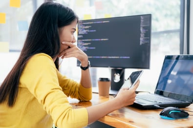 Consultora de ciberseguridad analizando en pantalla datos de cumplimiento DSS