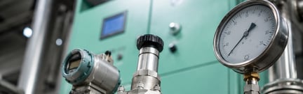 Manômetro e instrumentos de medição instalados em equipamento industrial sob pressão