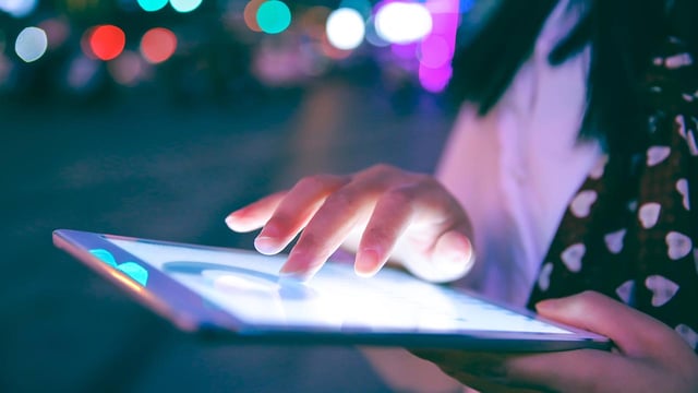 Mujer interactuando con tablet, norma ISO/IEC 27001:2022