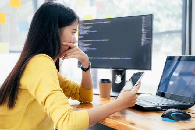 Profissional analisando informações técnicas em ambiente de trabalho digital