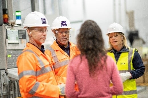 Especialistas da LRQA conversando com cliente durante visita técnica em ambiente industrial