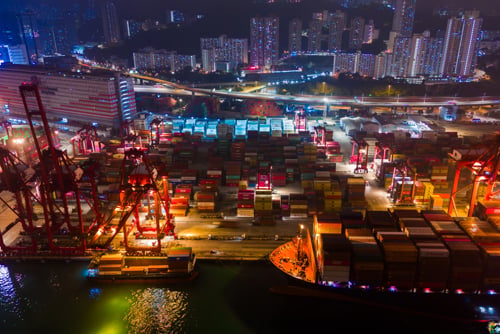 Vista aérea de navios porta-contêineres